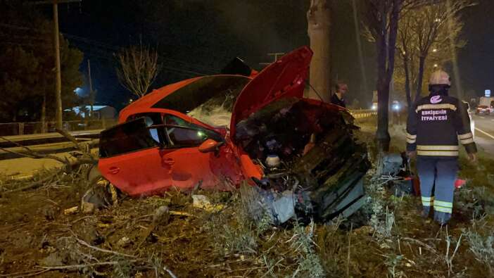 feci-kazada-otomobil-agaca-carpti-surucunun-durumu-agir