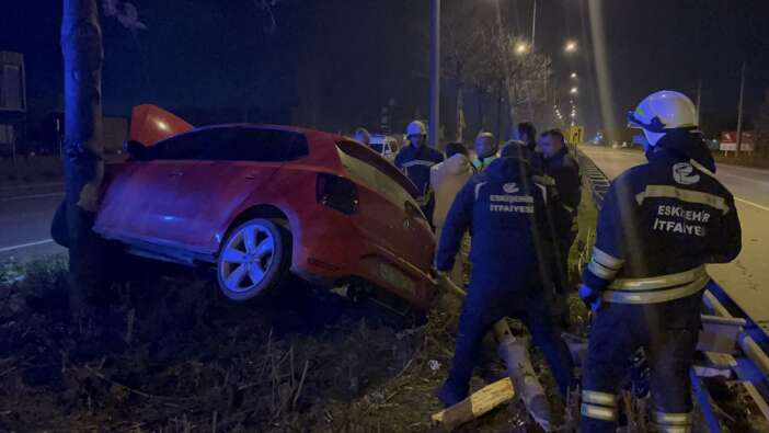 feci-kazada-otomobil-agaca-carpti-surucunun-durumu-agir