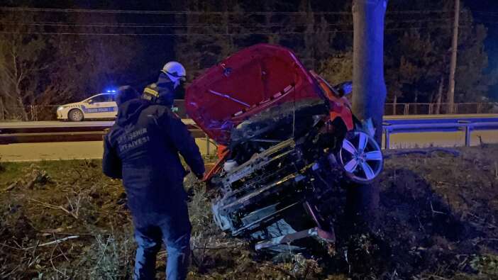 feci-kazada-otomobil-agaca-carpti-surucunun-durumu-agir