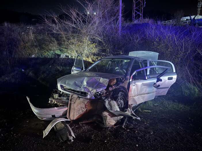 iki-otomobil-birbirine-girdi-8-yarali-var