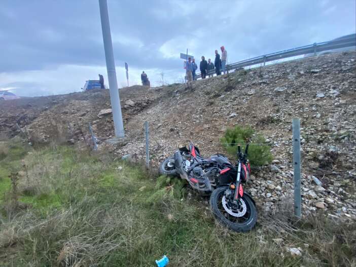 kontrolden-cikan-motosiklet-kopruden-uctu