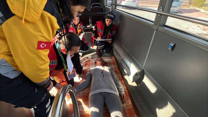 konyada-yolcu-otobusu-ile-otomobil-carpisti-annesini-kaybeden-kizin-feryadi-yurekleri-dagladi