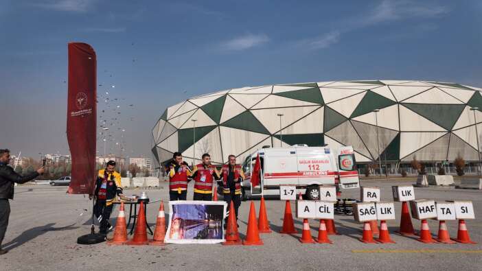 konyanin-ambulanslari-rallide-yaristi