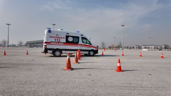 konyanin-ambulanslari-rallide-yaristi