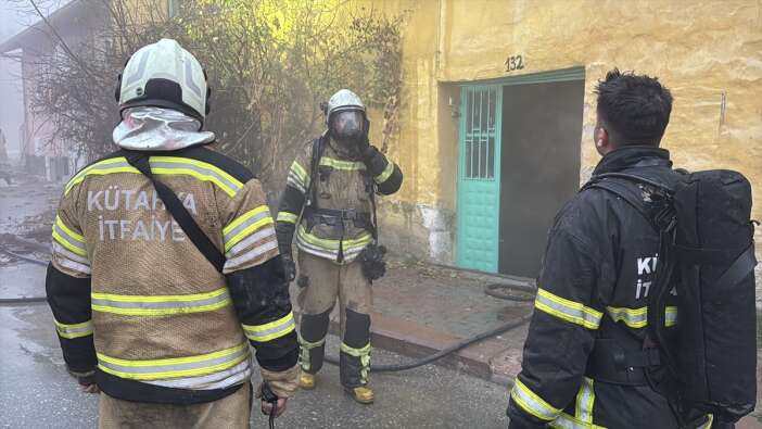 ahsap-evde-yangin-faciasi-zekiye-sari-oldu-kizi-yarali-kutahya