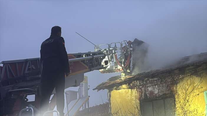 ahsap-evde-yangin-faciasi-zekiye-sari-oldu-kizi-yarali-kutahya