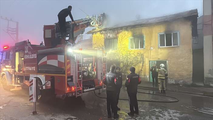 ahsap-evde-yangin-faciasi-zekiye-sari-oldu-kizi-yarali-kutahya