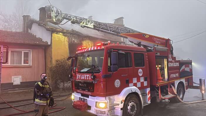 ahsap-evde-yangin-faciasi-zekiye-sari-oldu-kizi-yarali-kutahya