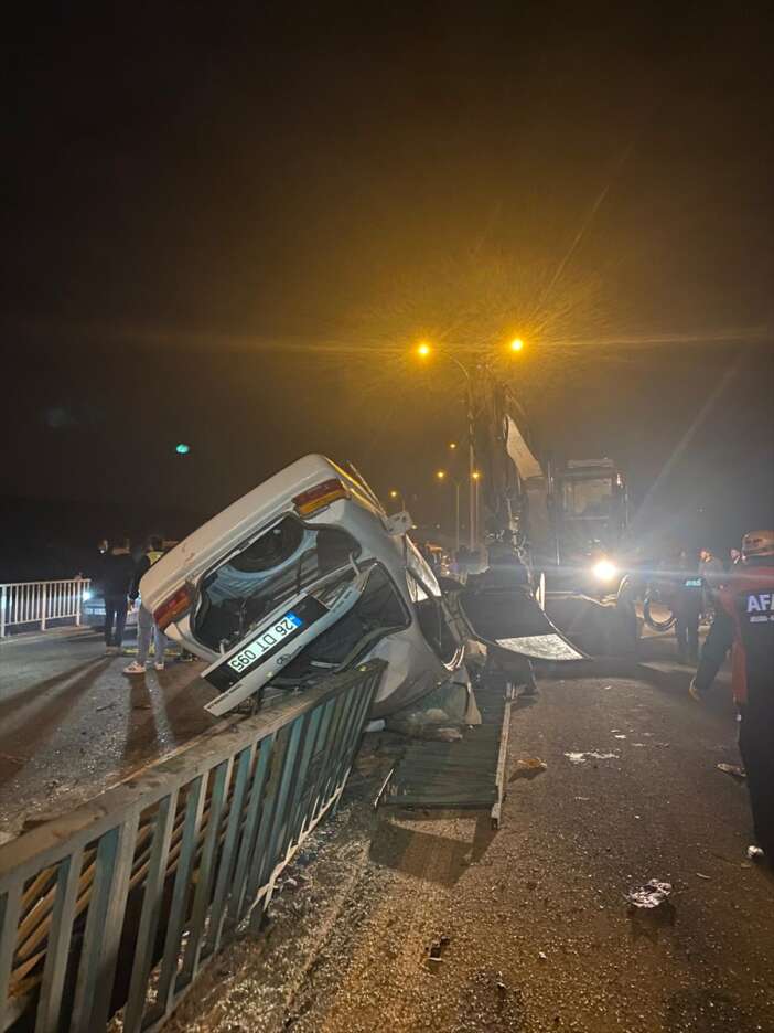 feci-kazada-otomobil-kopru-demirine-saplandi-olu-ve-yaralilar-var