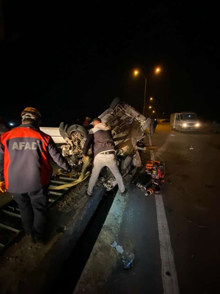 feci-kazada-otomobil-kopru-demirine-saplandi-olu-ve-yaralilar-var