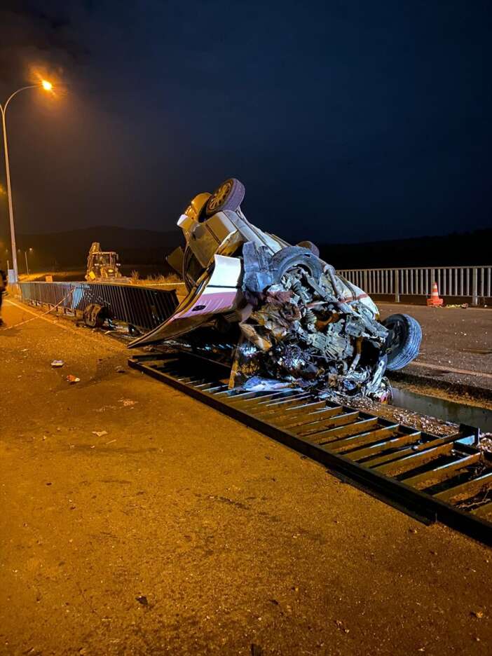 feci-kazada-otomobil-kopru-demirine-saplandi-olu-ve-yaralilar-var