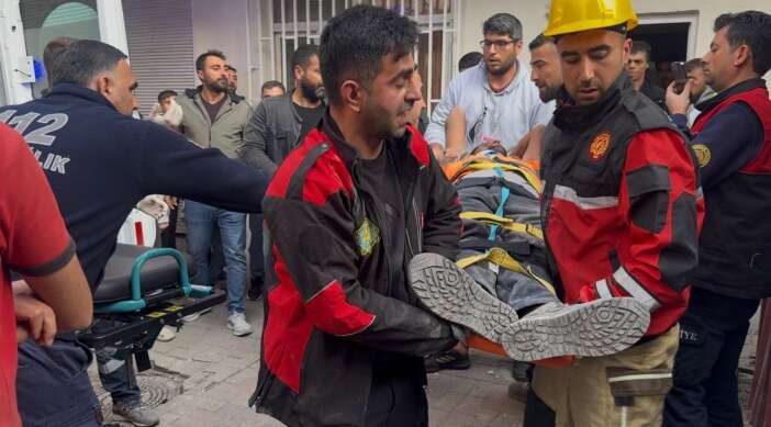 hasarli-binanin-yikiminda-facia-1-isci-gocuk-altinda-kaldi