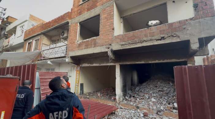 hasarli-binanin-yikiminda-facia-1-isci-gocuk-altinda-kaldi