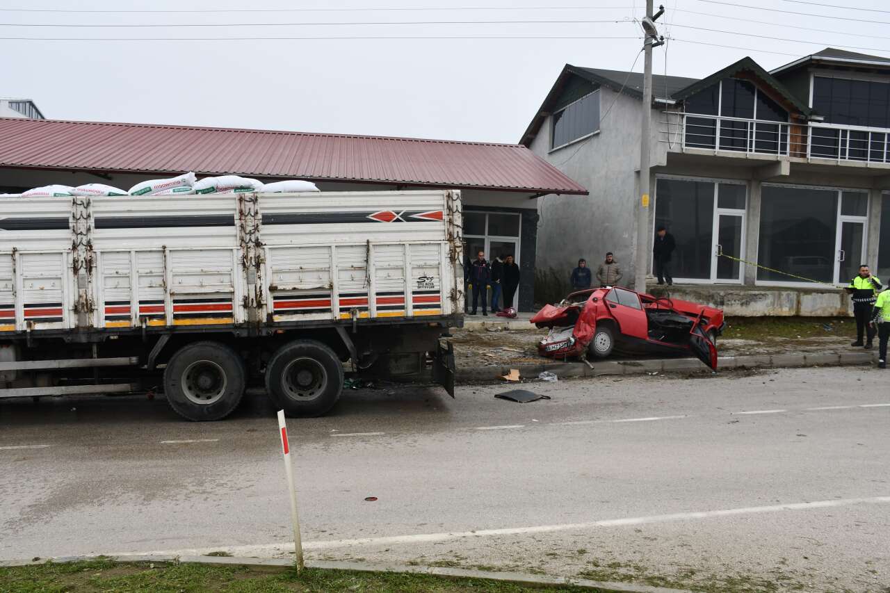 isikta-bekleyen-tofasa-kamyon-carpti-arac-kagit-gibi-katlandi