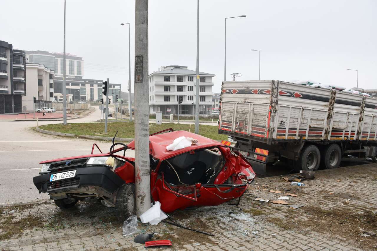 isikta-bekleyen-tofasa-kamyon-carpti-arac-kagit-gibi-katlandi
