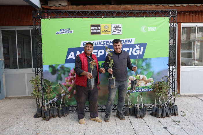 konya-ciftcisi-cok-kazandiracak-urunu-ekecek-4-bin-fidan-dagitildi