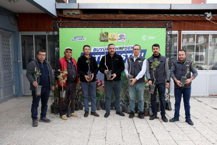 konya-ciftcisi-cok-kazandiracak-urunu-ekecek-4-bin-fidan-dagitildi