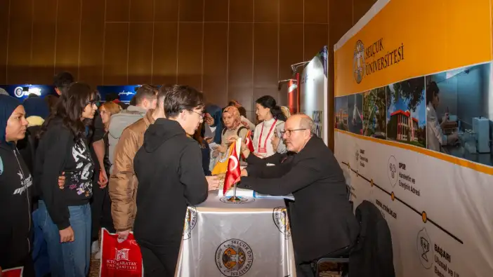 konyadaki-universitenin-standini-gencler-sardi