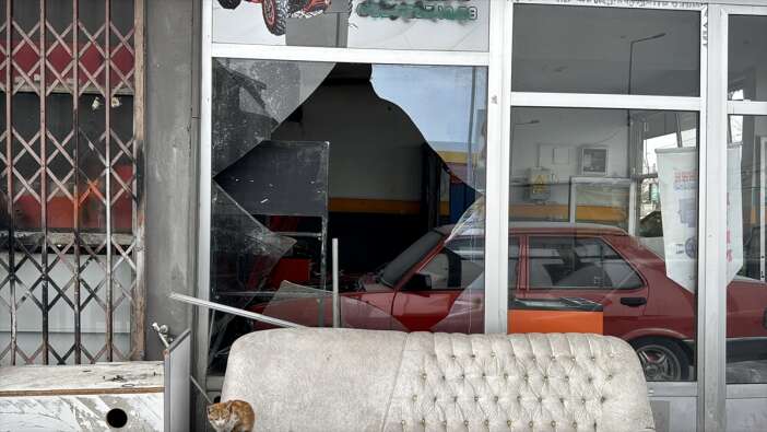 sanayide-otomobilin-lpg-tanki-patladi-ortalik-savas-alanina-dondu