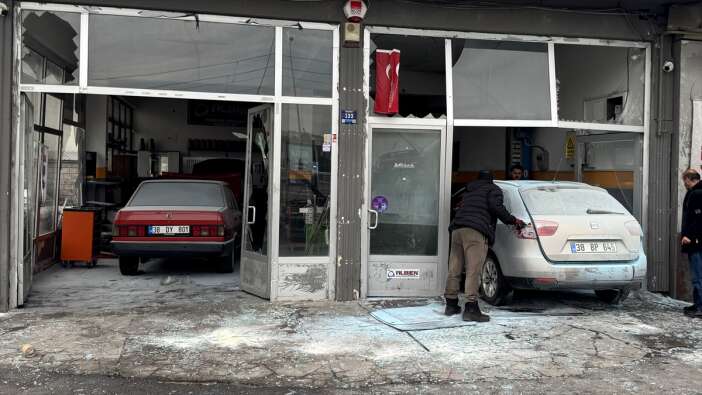 sanayide-otomobilin-lpg-tanki-patladi-ortalik-savas-alanina-dondu