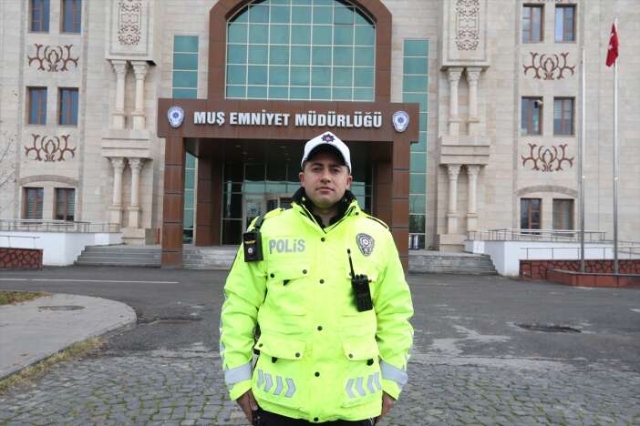 trafik-polisinin-denetim-sirasinda-yaptigi-hareket-sosyal-medyada-olay-oldu