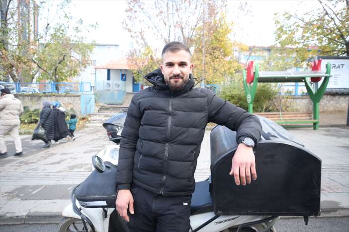 trafik-polisinin-denetim-sirasinda-yaptigi-hareket-sosyal-medyada-olay-oldu