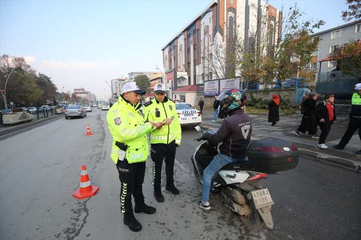trafik-polisinin-denetim-sirasinda-yaptigi-hareket-sosyal-medyada-olay-oldu