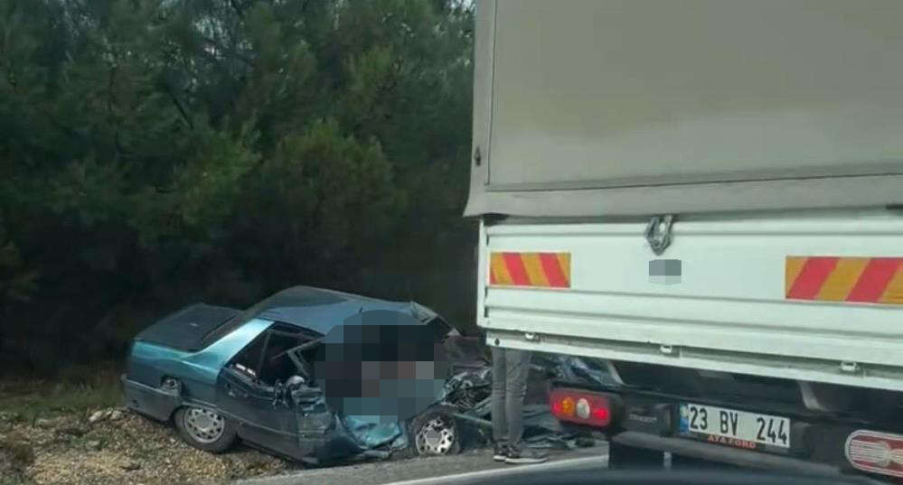 kamyonetle-carpisan-otomobildeki-2-kisi-oldu