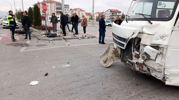 konya-plakali-motosiklete-okul-servisi-carpti