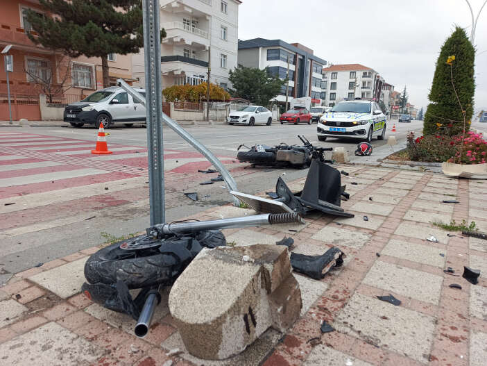 konya-plakali-motosiklete-okul-servisi-carpti