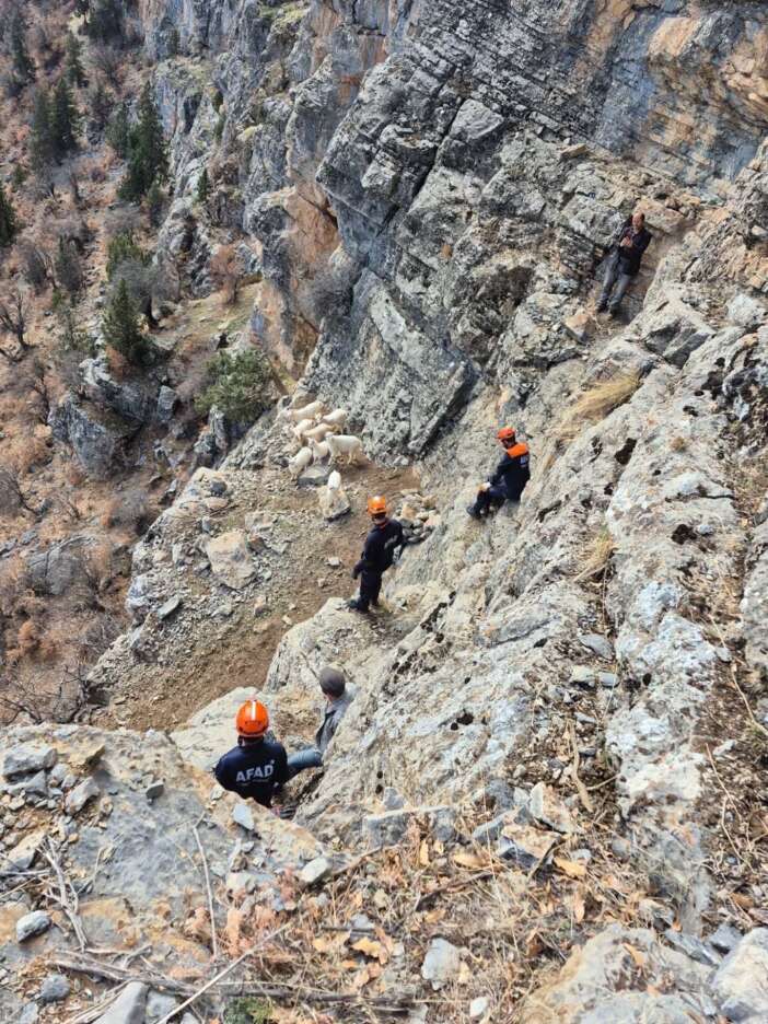 konyada-ekipler-mahsur-kalan-8-keci-icin-seferber-oldu