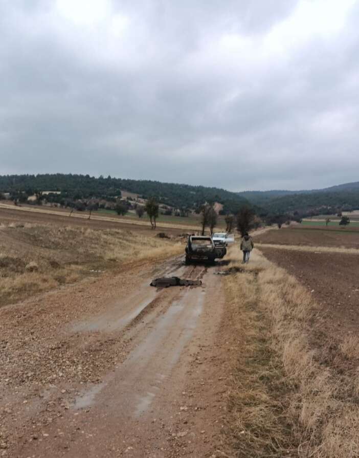 yanan-otomobilin-yaninda-ferdi-ozdemirin-bassiz-cesedi-bulundu-isparta