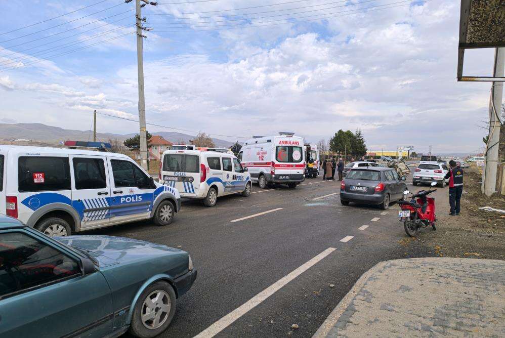 biri-konya-plakali-iki-otomobil-carpisti-4-yarali-var