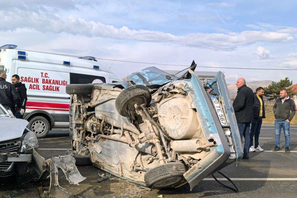 biri-konya-plakali-iki-otomobil-carpisti-4-yarali-var