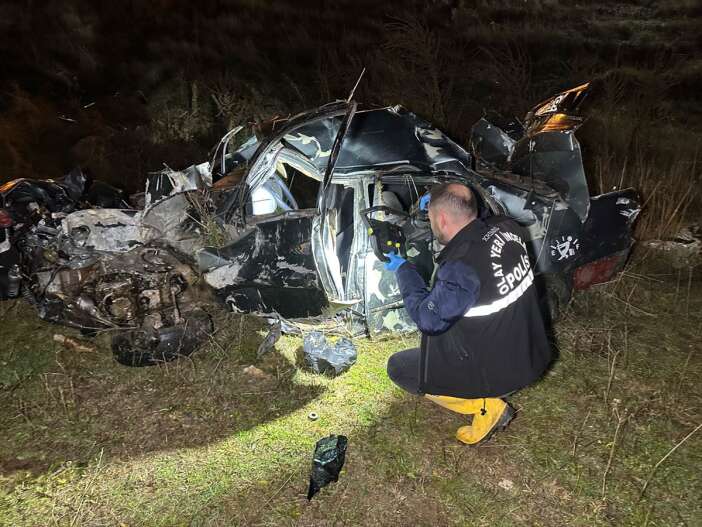 devrilen-otomobil-bu-hale-geldi-2-olu-1-yarali-var-usak