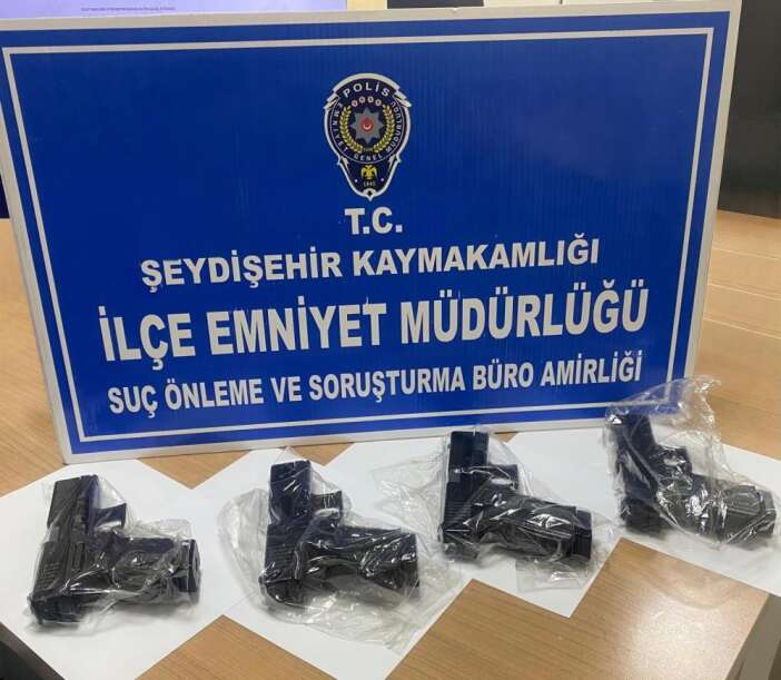 konyada-polis-suphe-uzerine-arama-yapti-paketli-4-silah-cikti