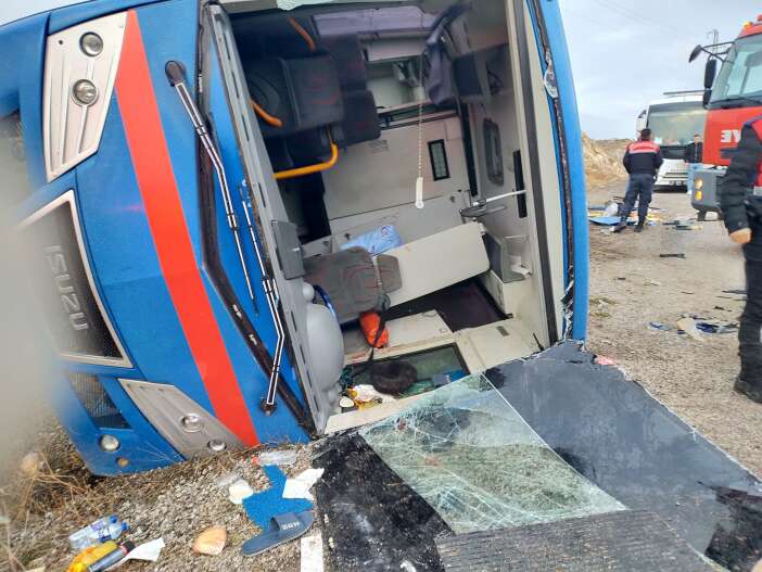 mahkum-nakleden-cezaevi-araci-devrildi-cok-sayida-yarali-var-sivas