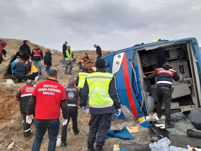 mahkum-nakleden-cezaevi-araci-devrildi-cok-sayida-yarali-var-sivas