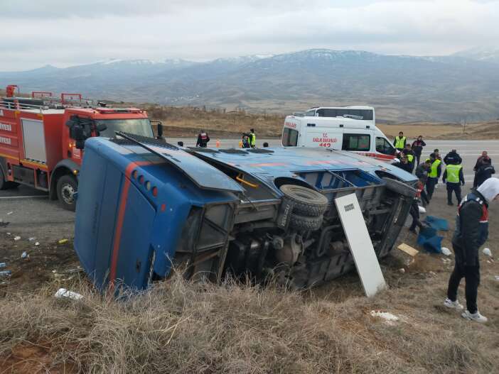 mahkum-nakleden-cezaevi-araci-devrildi-cok-sayida-yarali-var-sivas