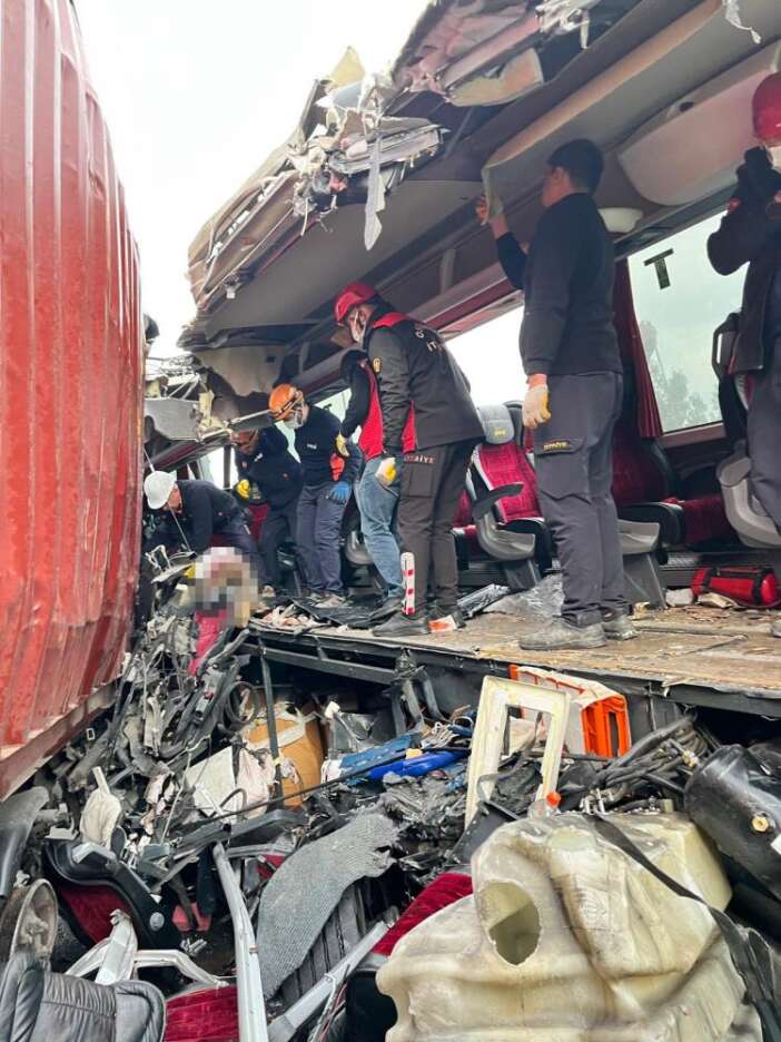 yolcu-otobusu-tira-carpti-6-olu-11-yarali-var-osmaniye