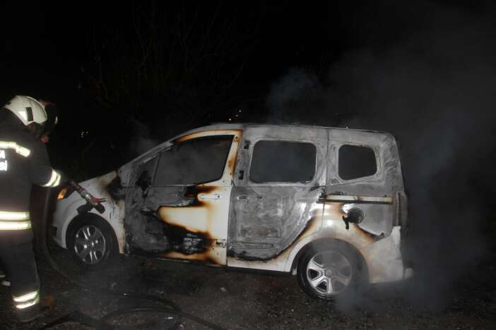 beysehirde-yanan-arac-itfaiyece-sonduruldu