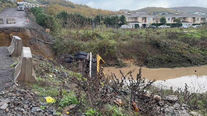 coken-yol-iki-araci-yuttu