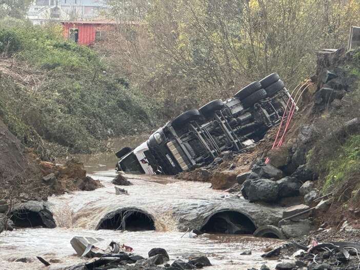 coken-yol-iki-araci-yuttu