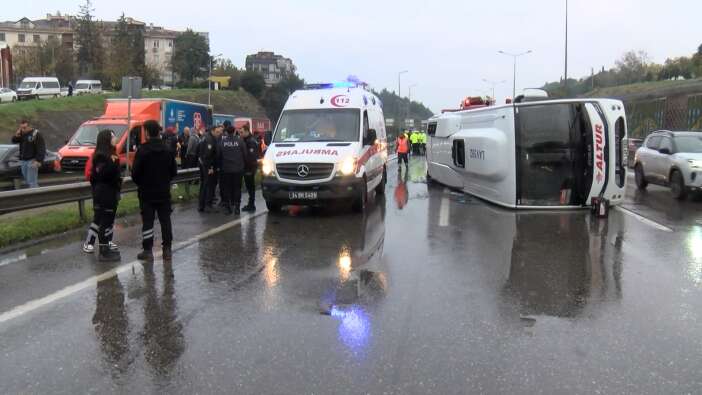 havalimani-calisanlarini-tasiyan-servis-devrildi-1i-agir-11-yarali-var