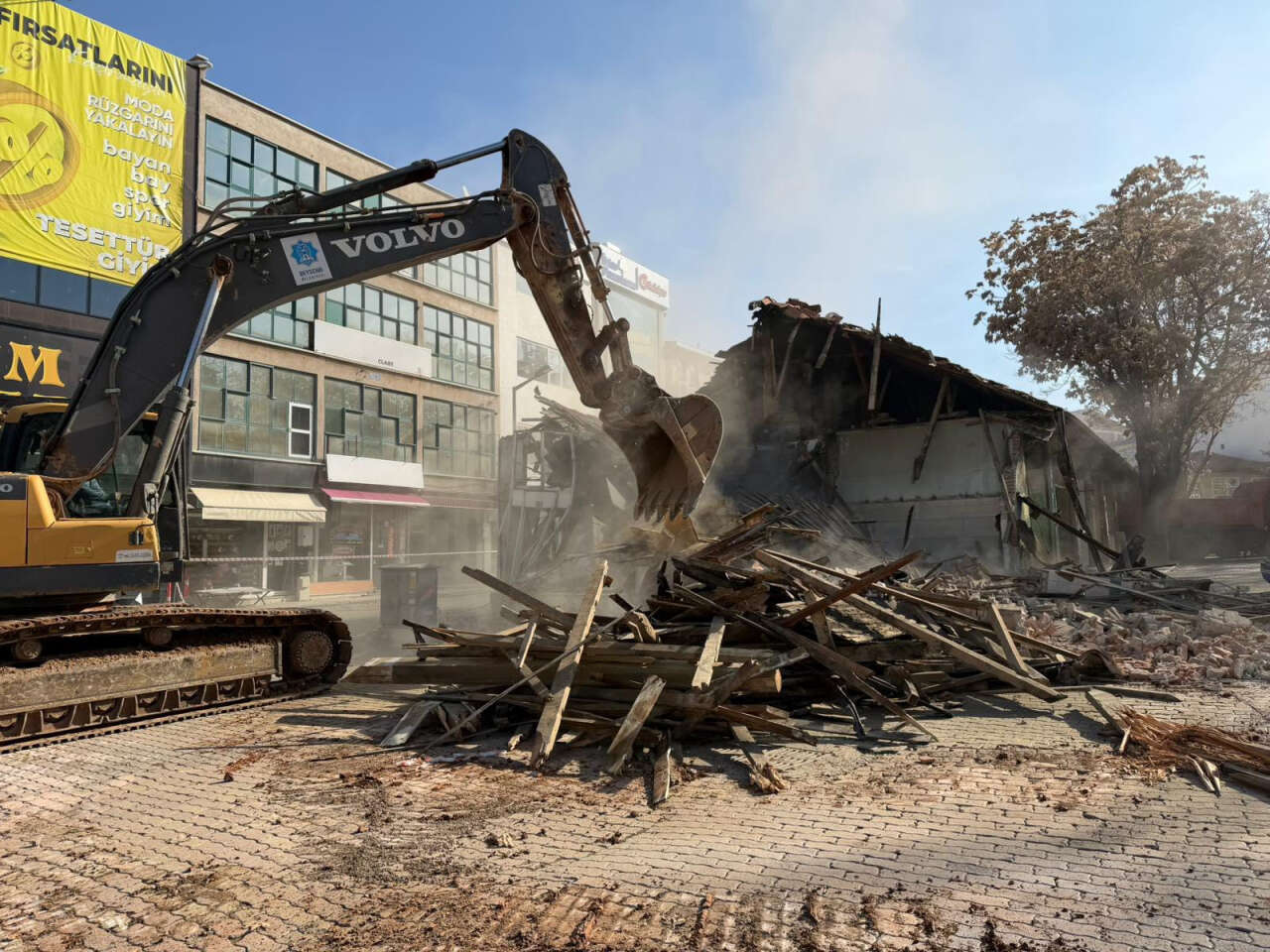 konyada-is-yeri-yikimi-basladi