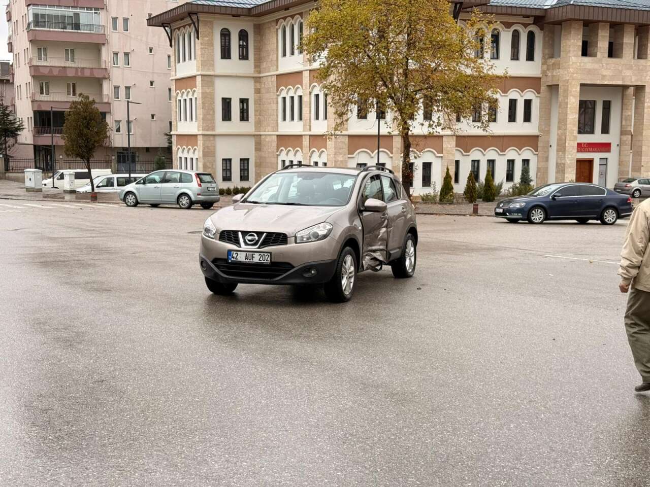 konyada-kavsakta-iki-otomobil-carpisti-3-yarali-var