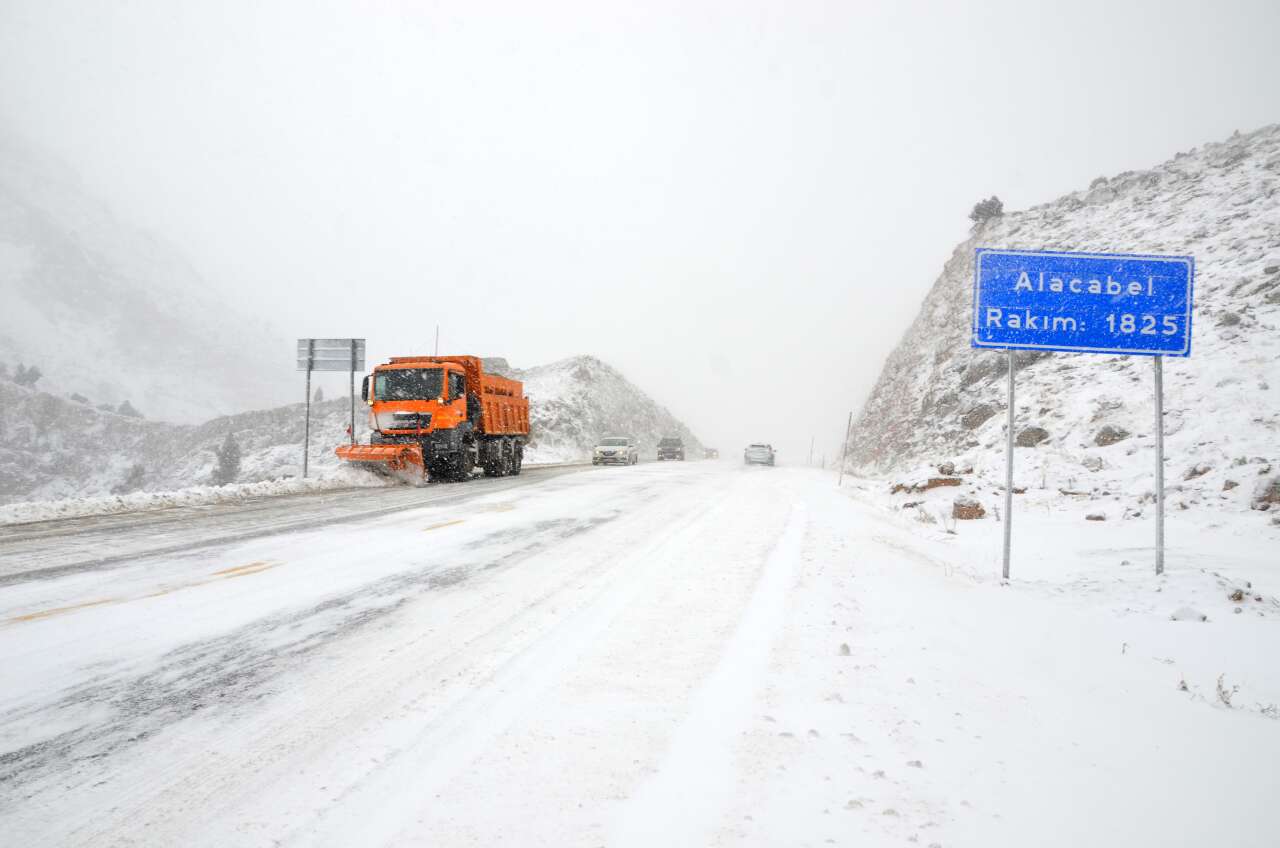 konyadan-yola-cikacaklar-dikkat-meshur-yolda-kar-yagiyor