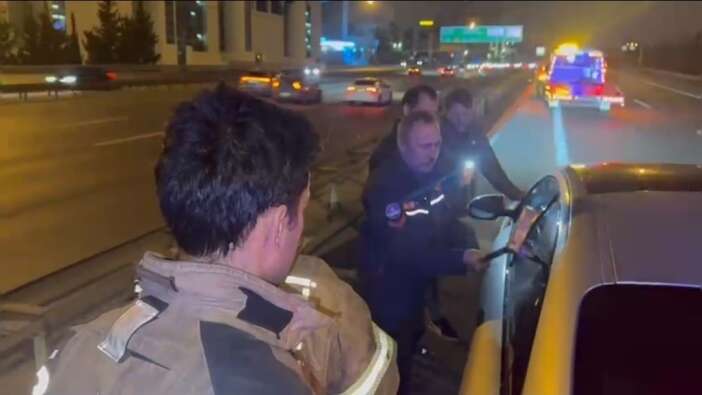 otoyolda-korku-dolu-anlar-arac-camini-baltaladilar