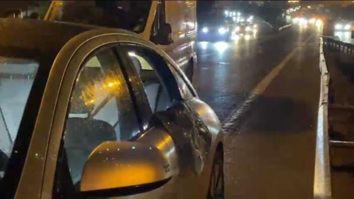 otoyolda-korku-dolu-anlar-arac-camini-baltaladilar