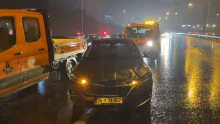 saganak-yagis-ortaligi-savas-alanina-cevirdi-7-arac-birbirine-girdi